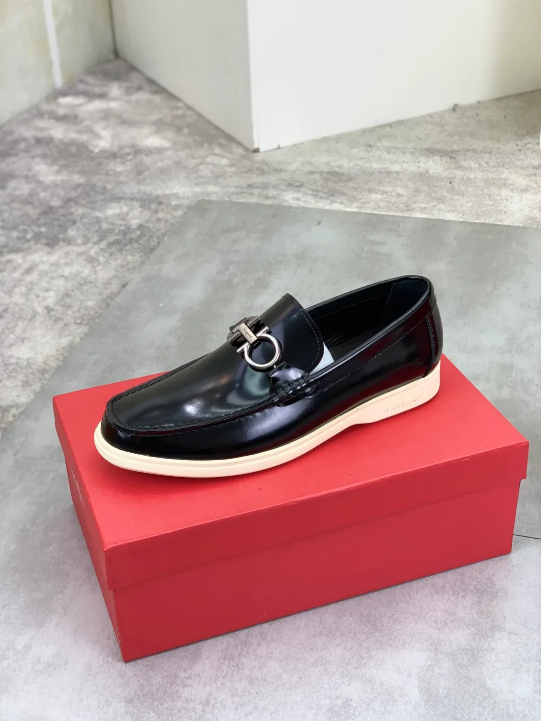 Men's Men's Shoes 💰P580💰[New Style] Water-dyed Niuli 🆘[Salvatore Ferragamo] Ferragamo's latest casual business leather shoes for men! Listed simultaneously! The fabric is made of specially imported original open-edge beaded calfskin, and the interior is made of imported water-dyed cowhide. It is absolutely luxurious and leads the fashion trend. Matching code: 38-44 (45 and 46 can be customized) Black, brown and burgundy colors available